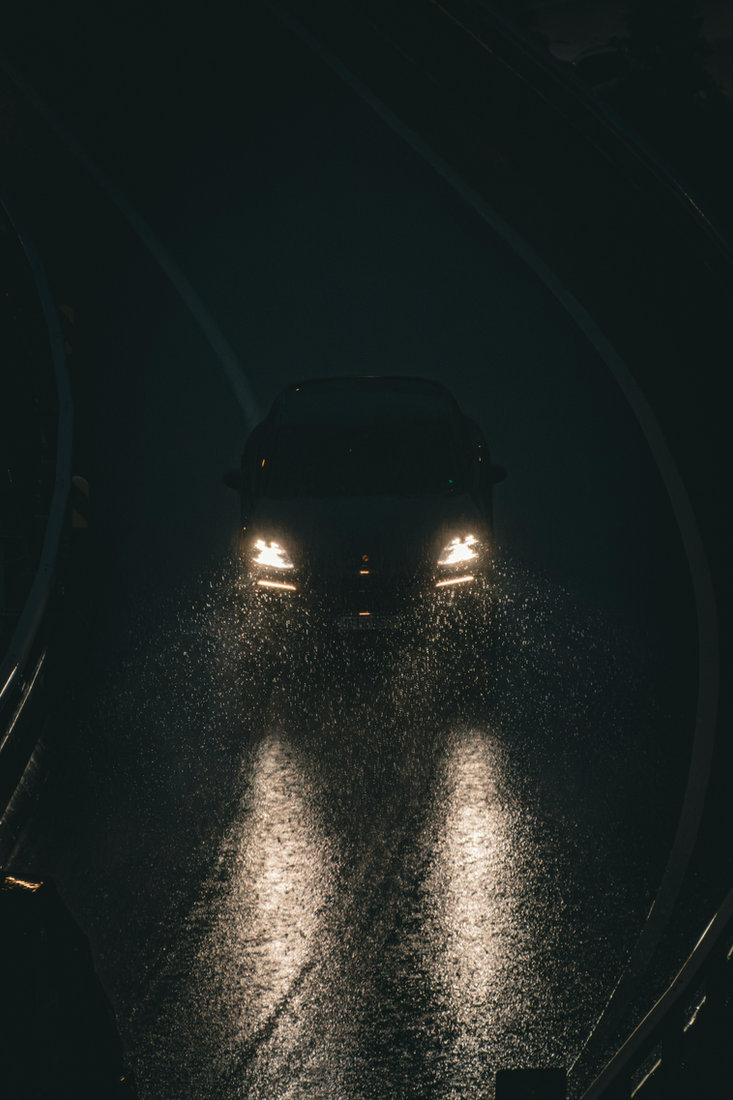 Headlights on a wet road for camera and visibility simulation testing