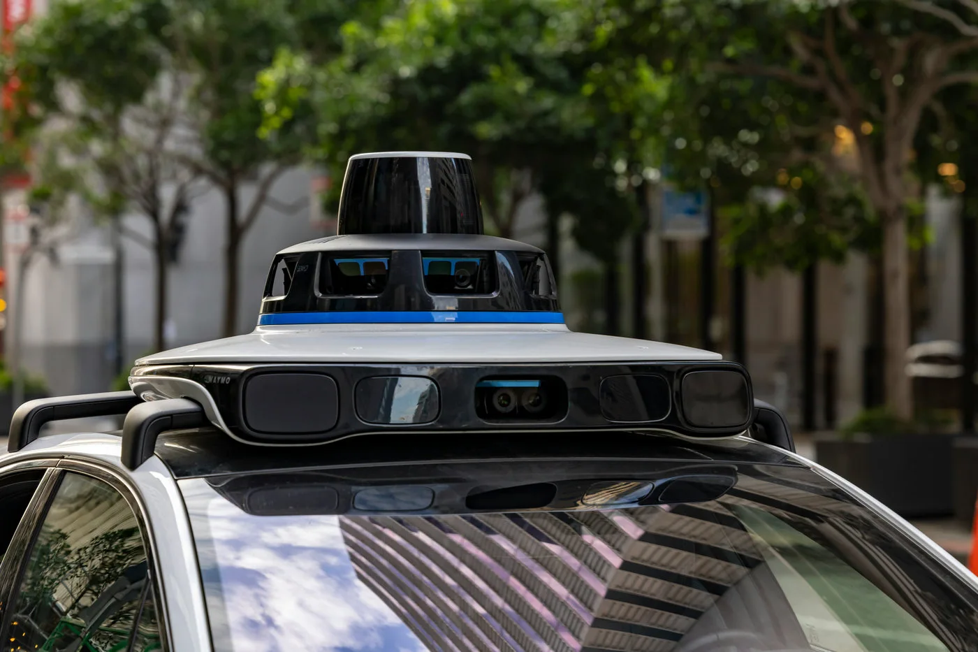Connected vehicle traveling through a city where smart parking guidance supports the journey