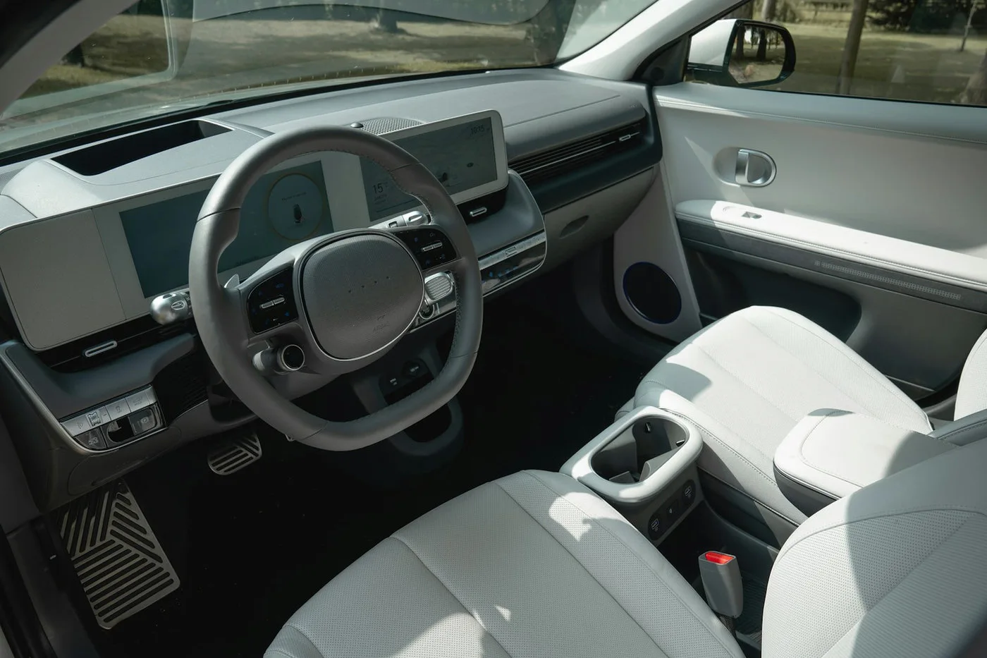 Digital dashboard and flexible cabin supporting personalized automotive AI experiences