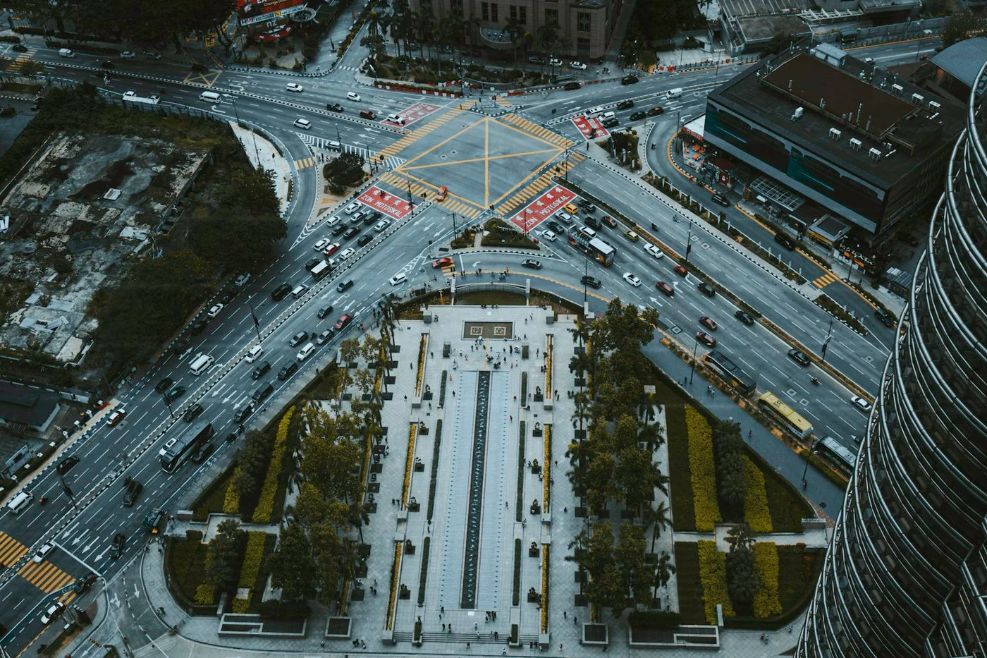 Busy city intersection illustrating multi-actor edge cases for autonomous vehicle testing