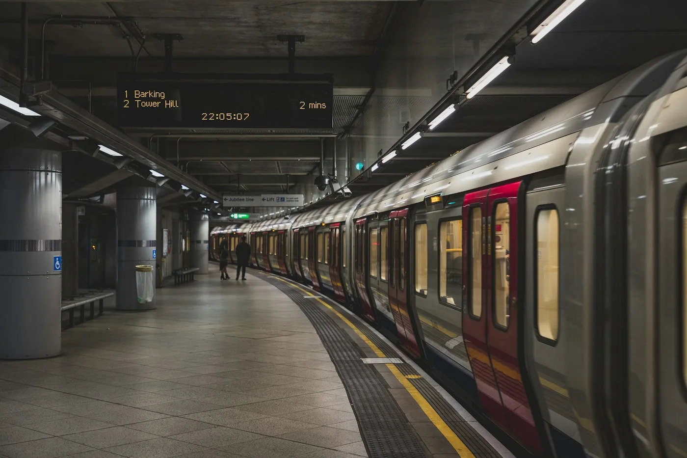 Train platform with digital arrival information for connected journeys