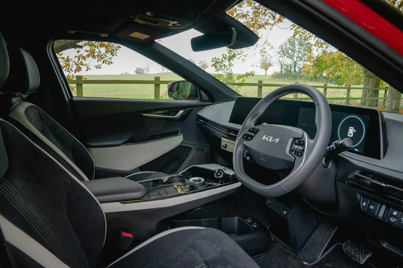 Connected vehicle cockpit displaying AI mobility information relevant to smart parking